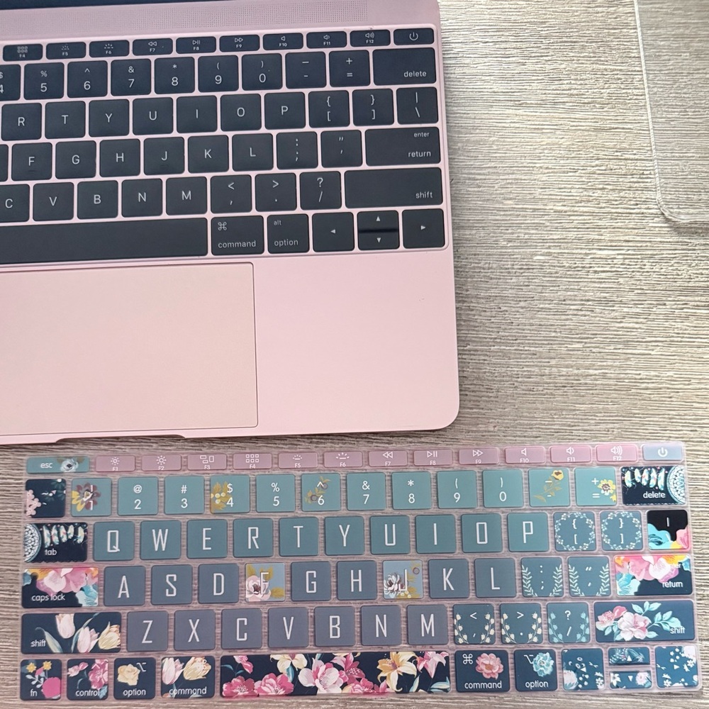 Apple MacBook - Rose Pink - Picture 5 of 13